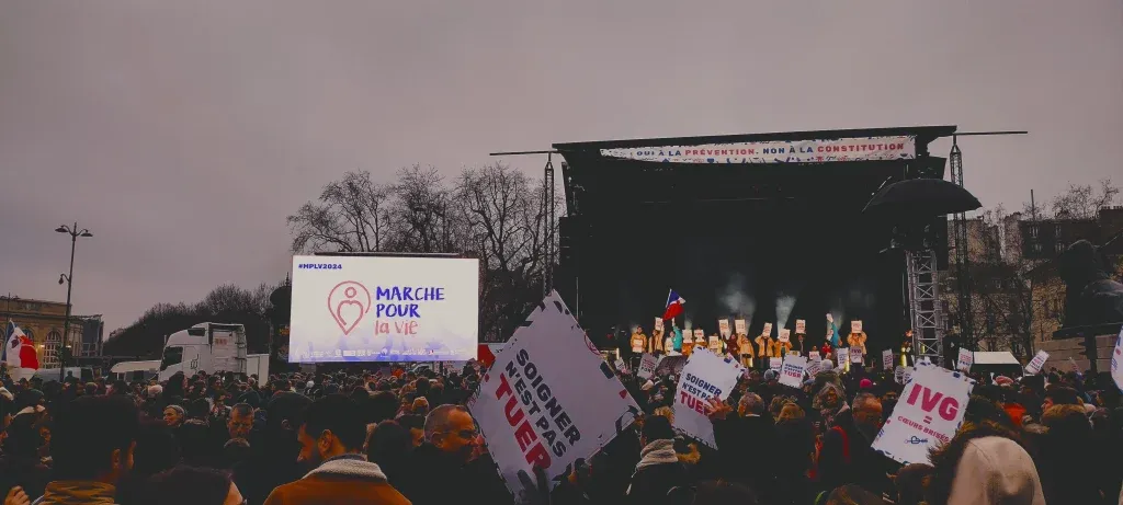 Tuần hành Bảo vệ Sự sống Paris 2024: Marche pour la Vie. Biểu ngữ viết &quot;Giết người không phải là việc chăm sóc&quot;