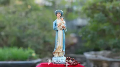 Tượng Đức Mẹ La Vang 30 cm đặt trong ánh sáng tự nhiên để quan sát màu áo xanh da trời