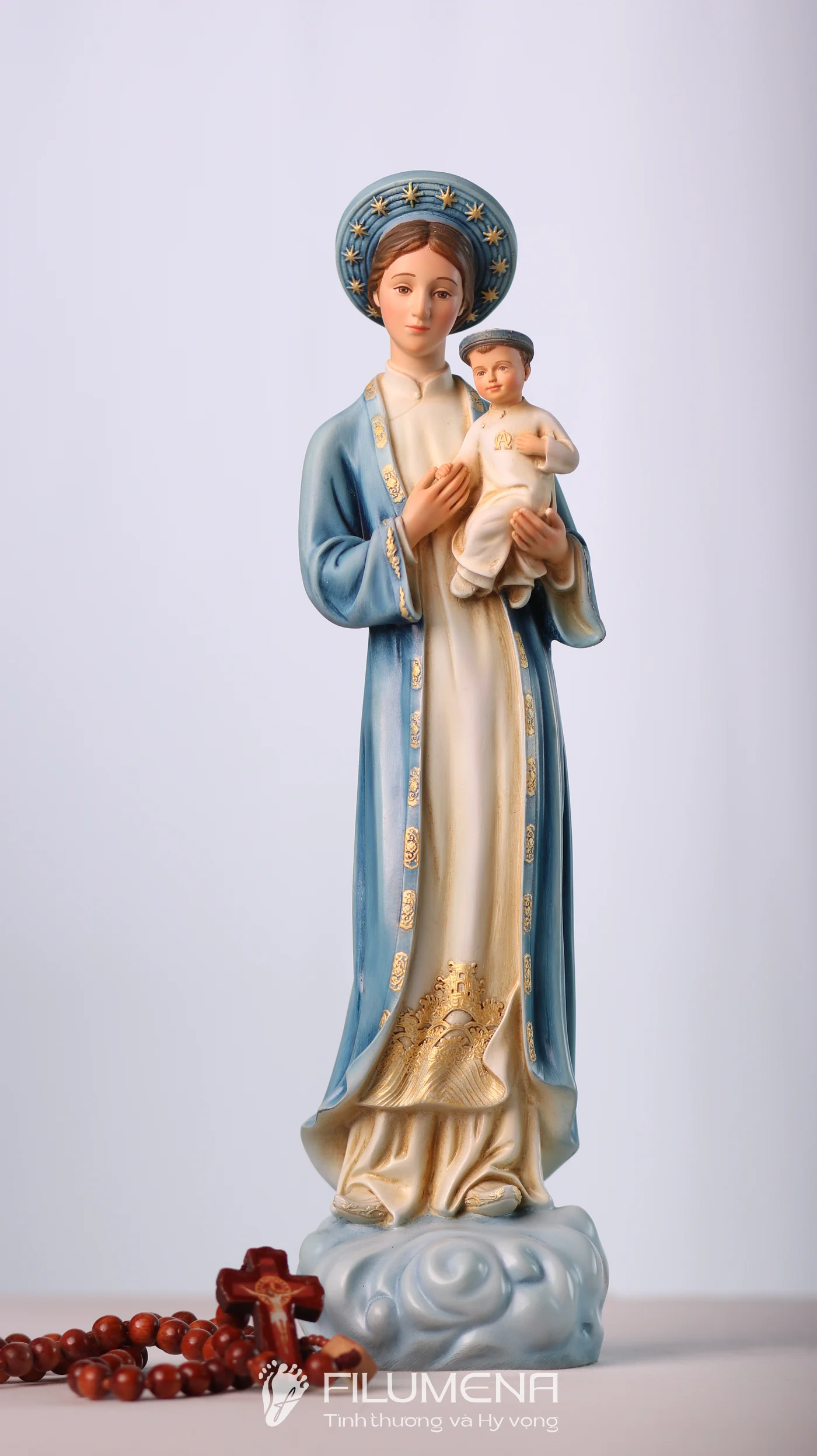 Góc nghiêng tượng Đức Mẹ La Vang cho thấy cây đa, phần đế và dáng Mẹ bế Chúa Hài Đồng