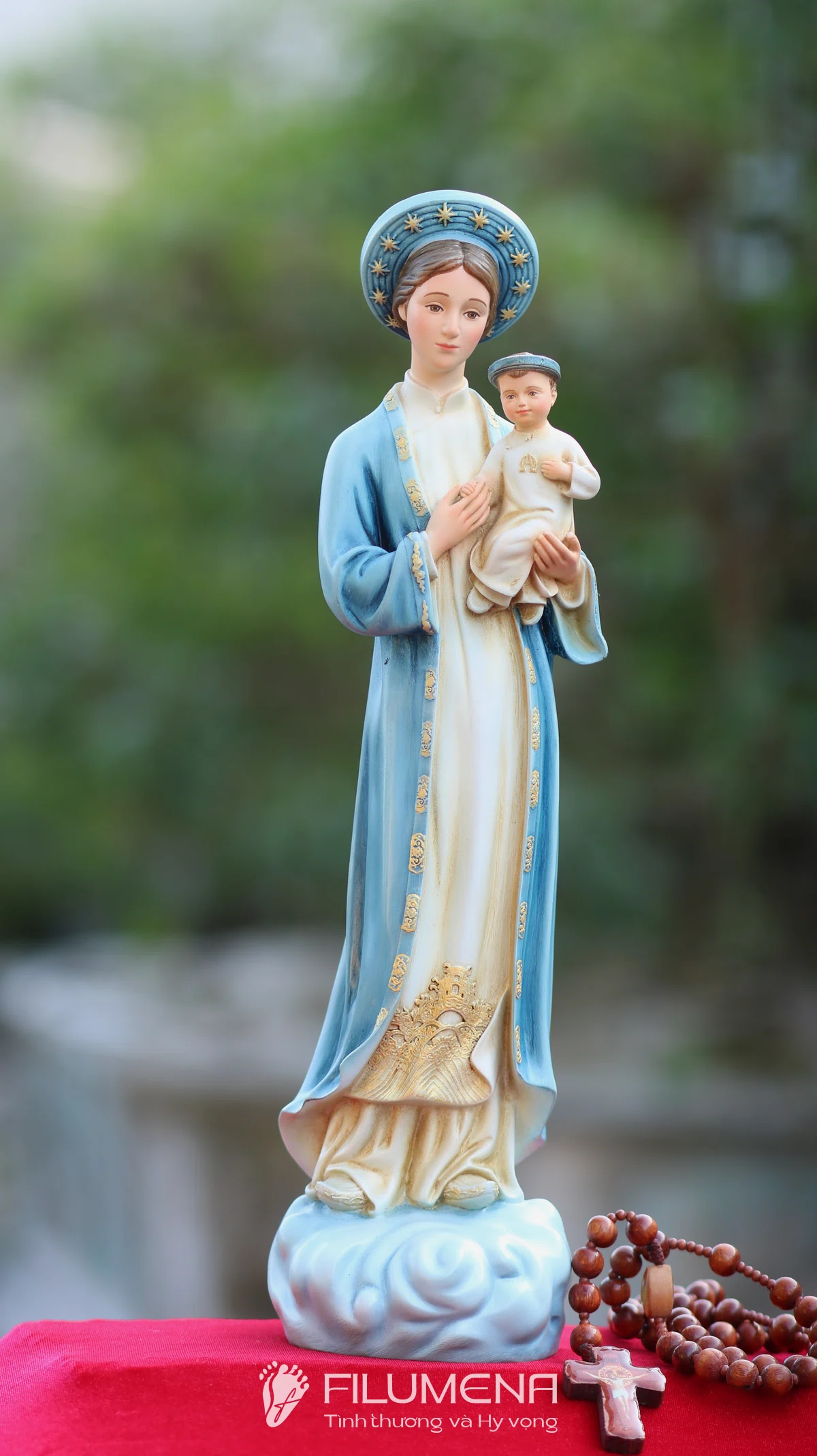 Tượng Đức Mẹ La Vang 30 cm áo xanh da trời chụp ngoài trời, thấy rõ dáng Mẹ bế Chúa Hài Đồng